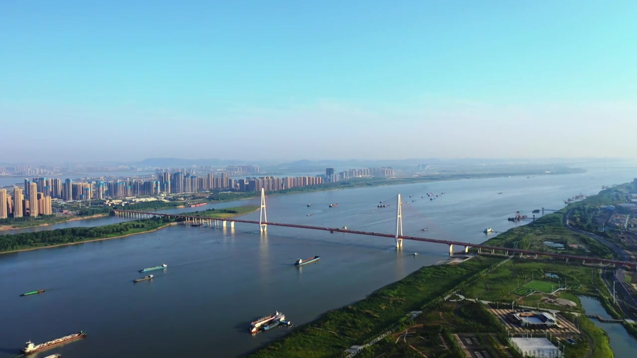 航拍武汉白沙洲长江大桥江滩江景视频下载