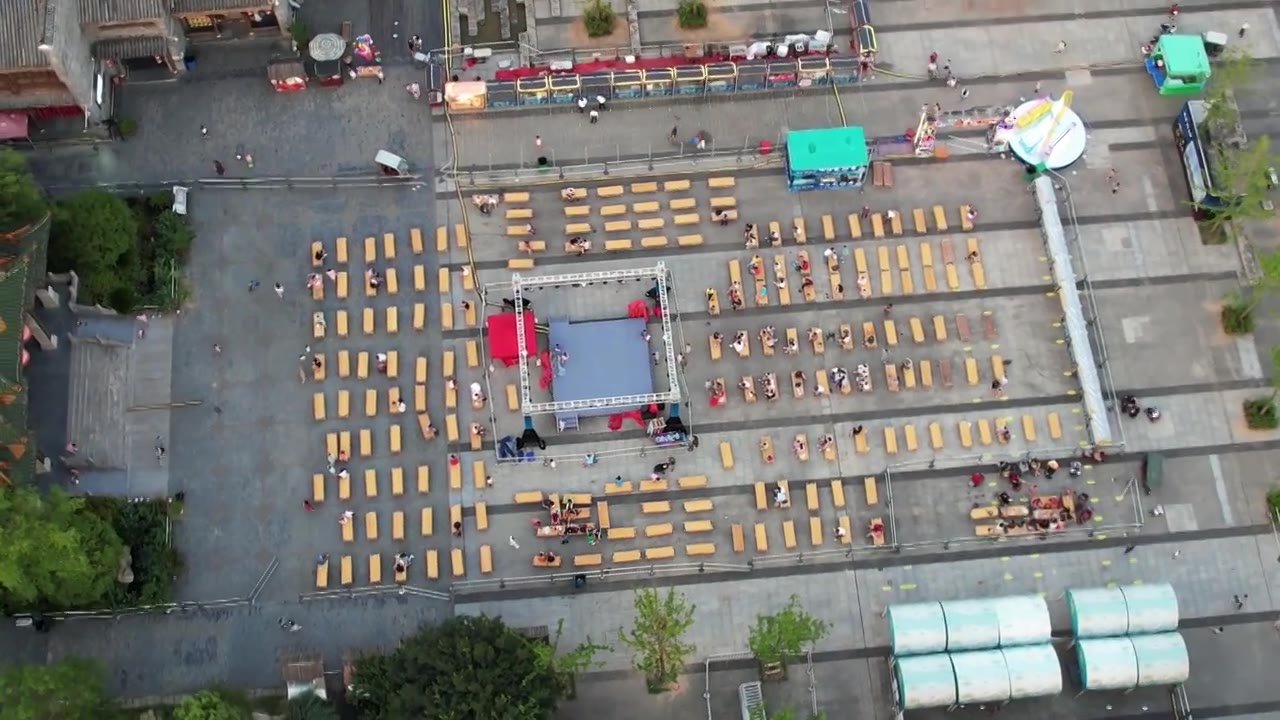 航拍武汉汉口里商业街夏天看露天电影的人群视频下载