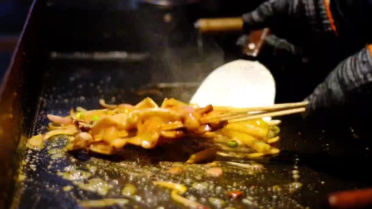四川省绵阳市夜市美食小吃铁板鱿鱼，棍,烧烤,燃烧，食品，视频下载