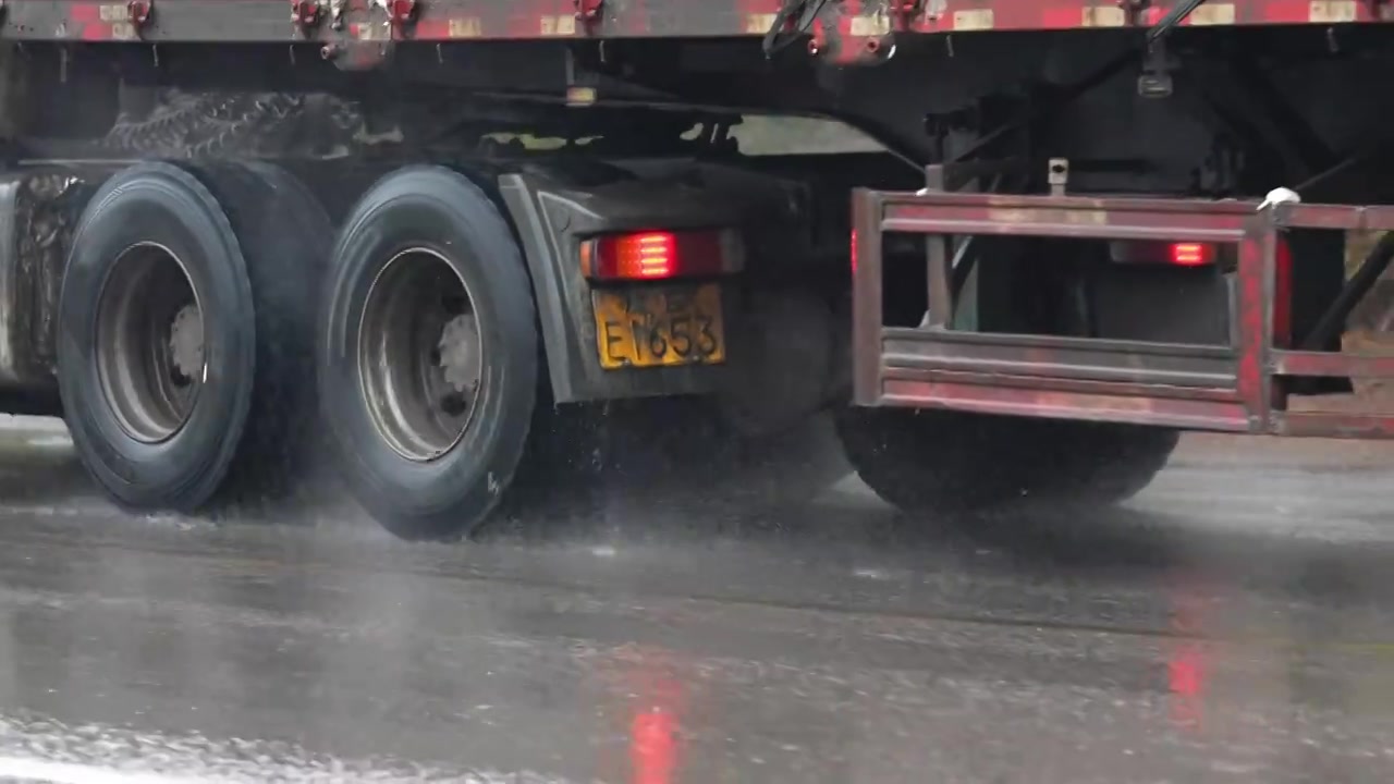 雨天货车卡车道路运输车辆轮胎特写升格慢镜头视频下载