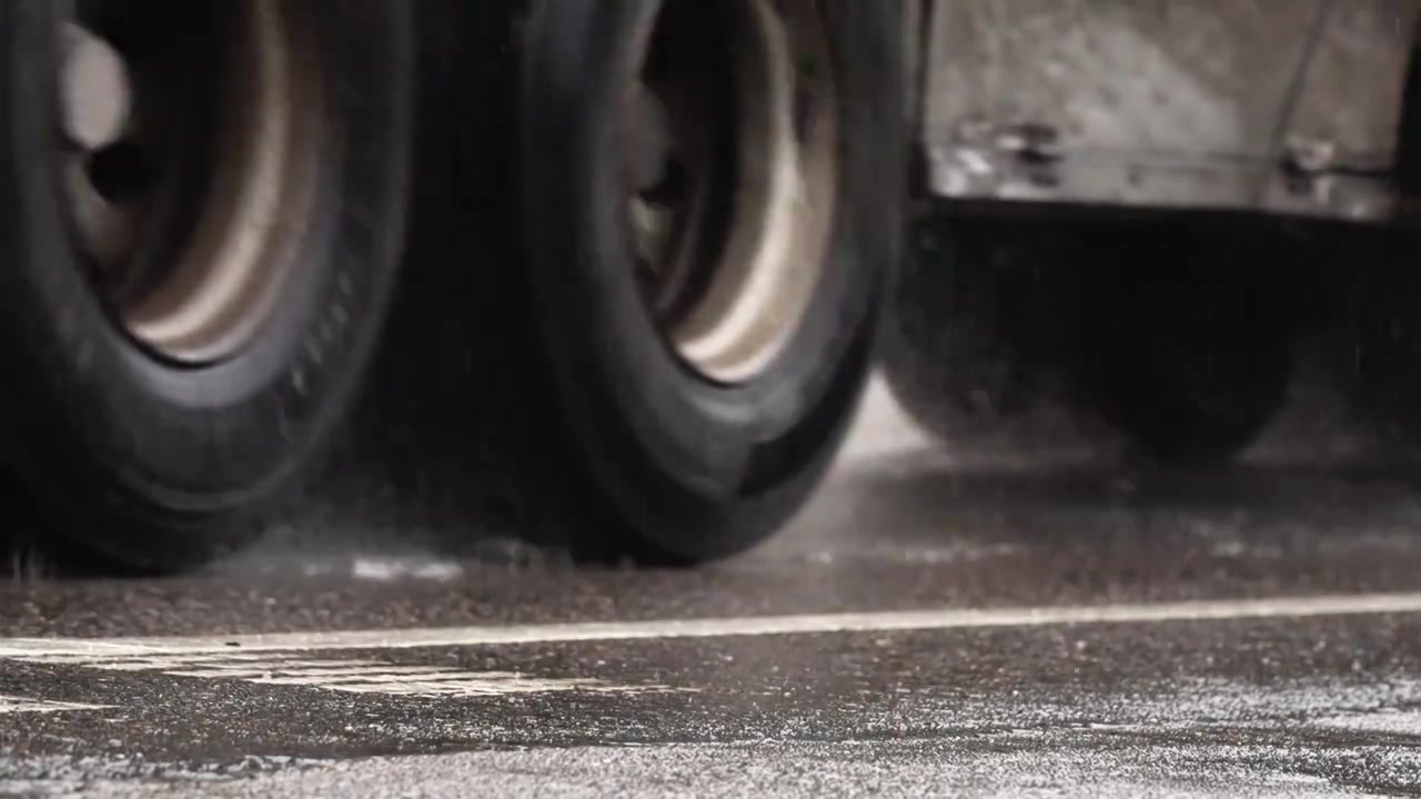 雨天货车卡车道路运输车辆轮胎特写升格慢镜头视频下载