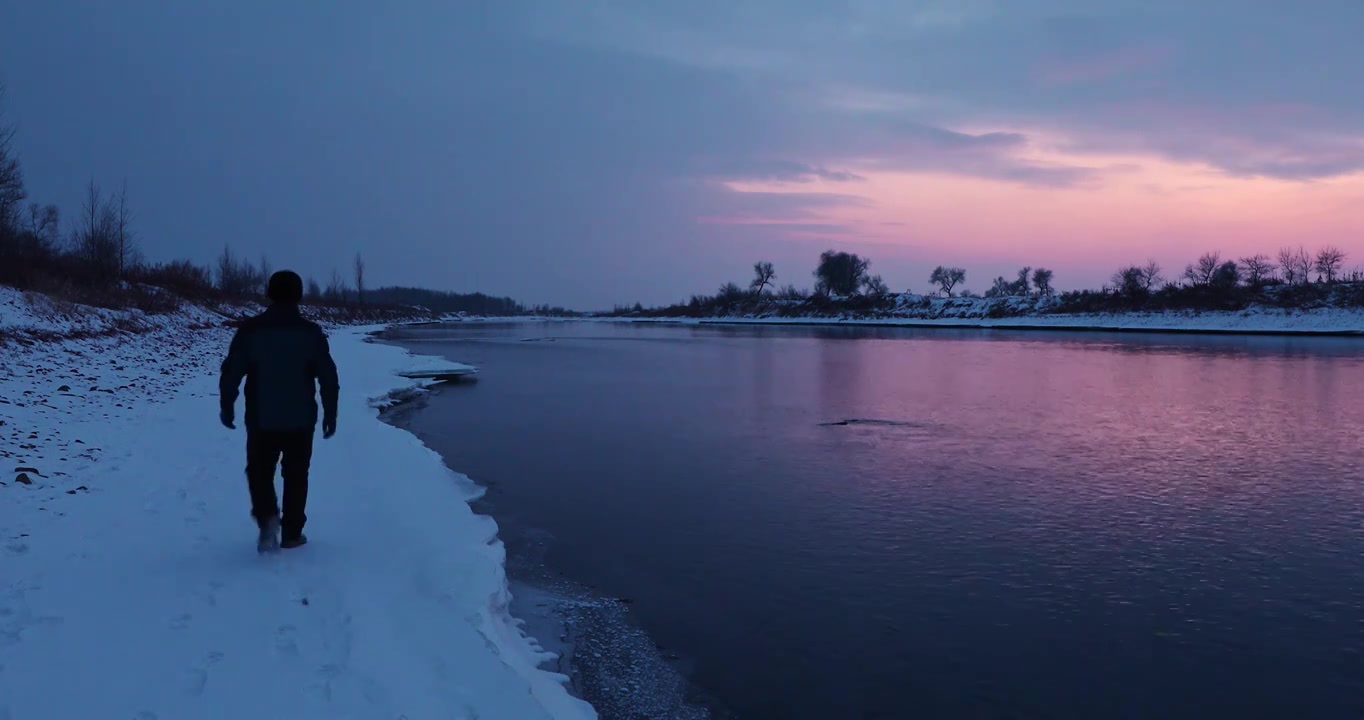 冬天的湖边行走的人，一个人孤独的背影，傍晚江边漫步视频下载