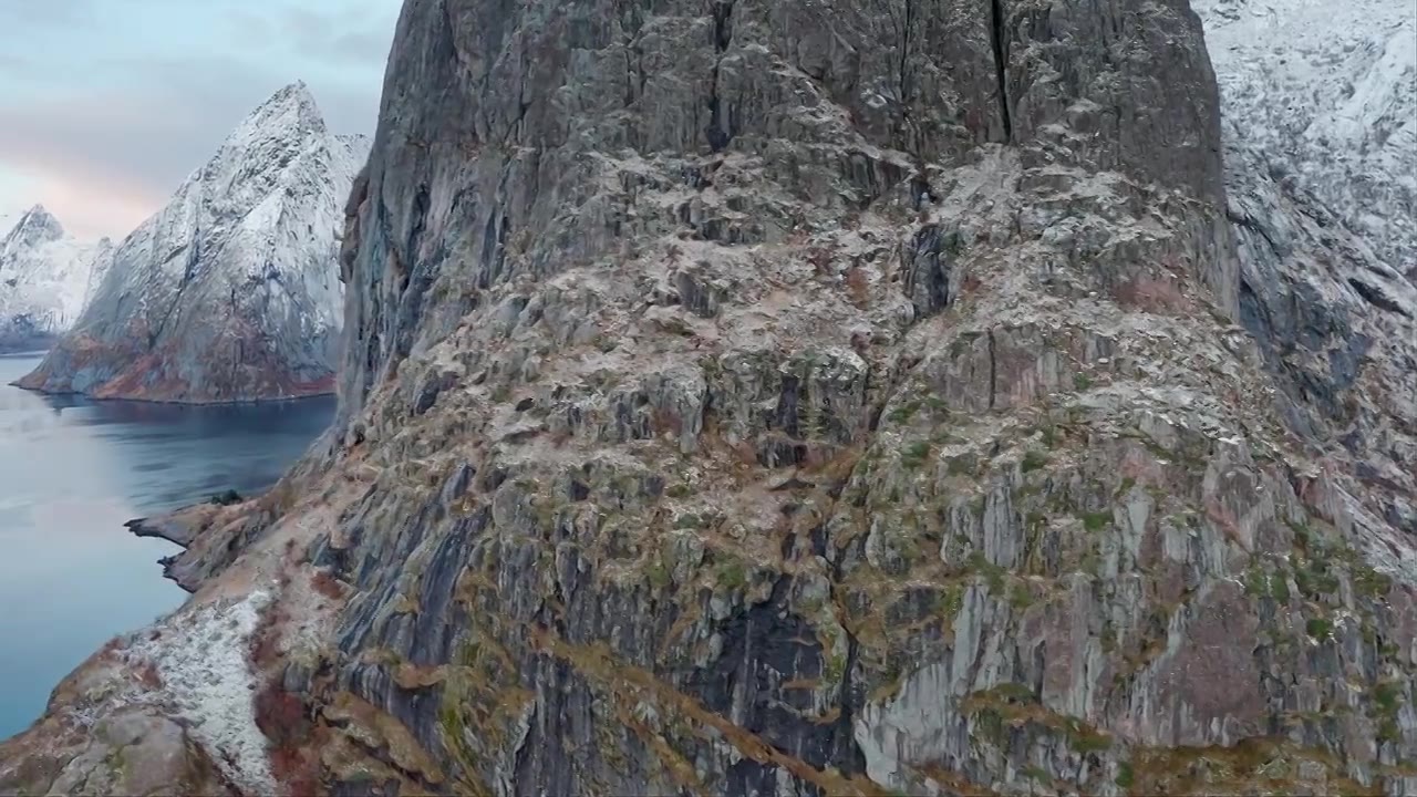 挪威罗弗敦峡湾的壮美风光，峡湾地貌的岩石，航拍视角的高山与峡谷视频素材