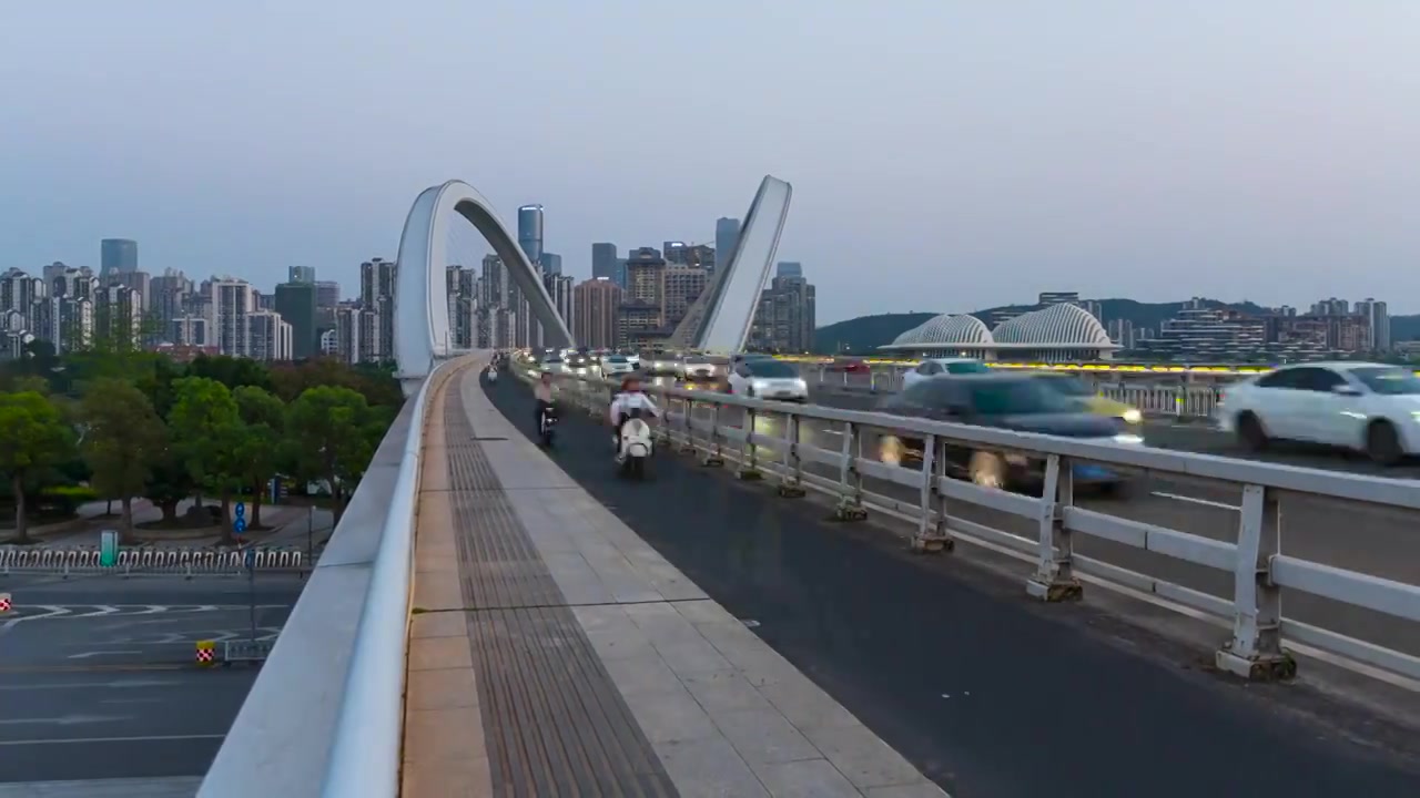 南宁大桥下班时间的日转夜延时视频视频下载