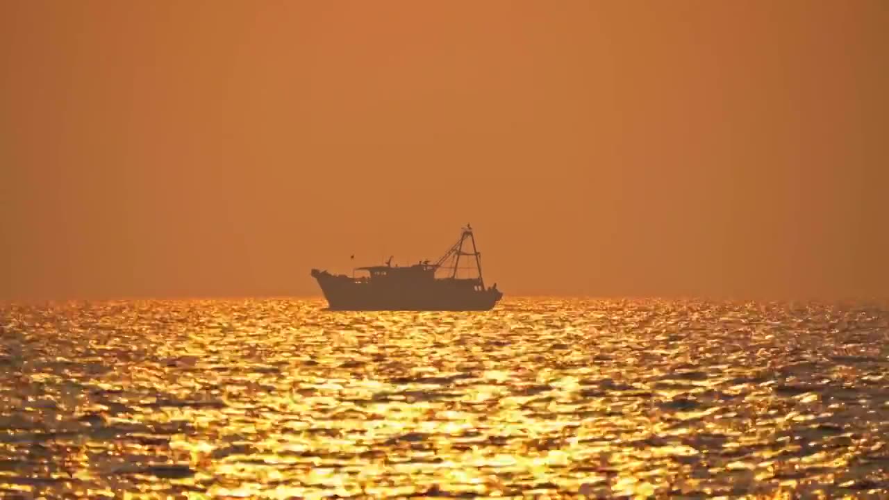 落日余晖下的大海渔船视频下载