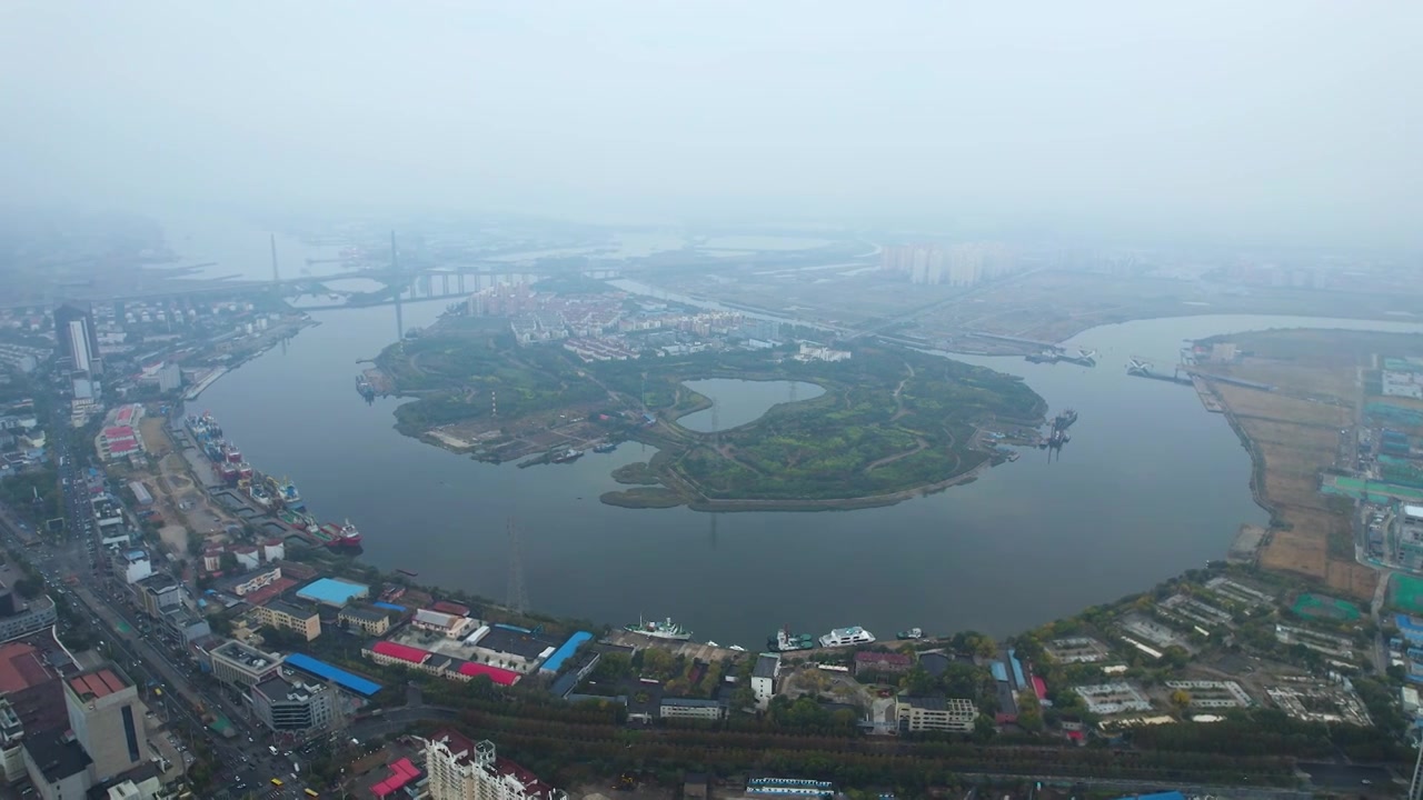 天津滨海新区城市风光秋季大雾市区航拍视频下载