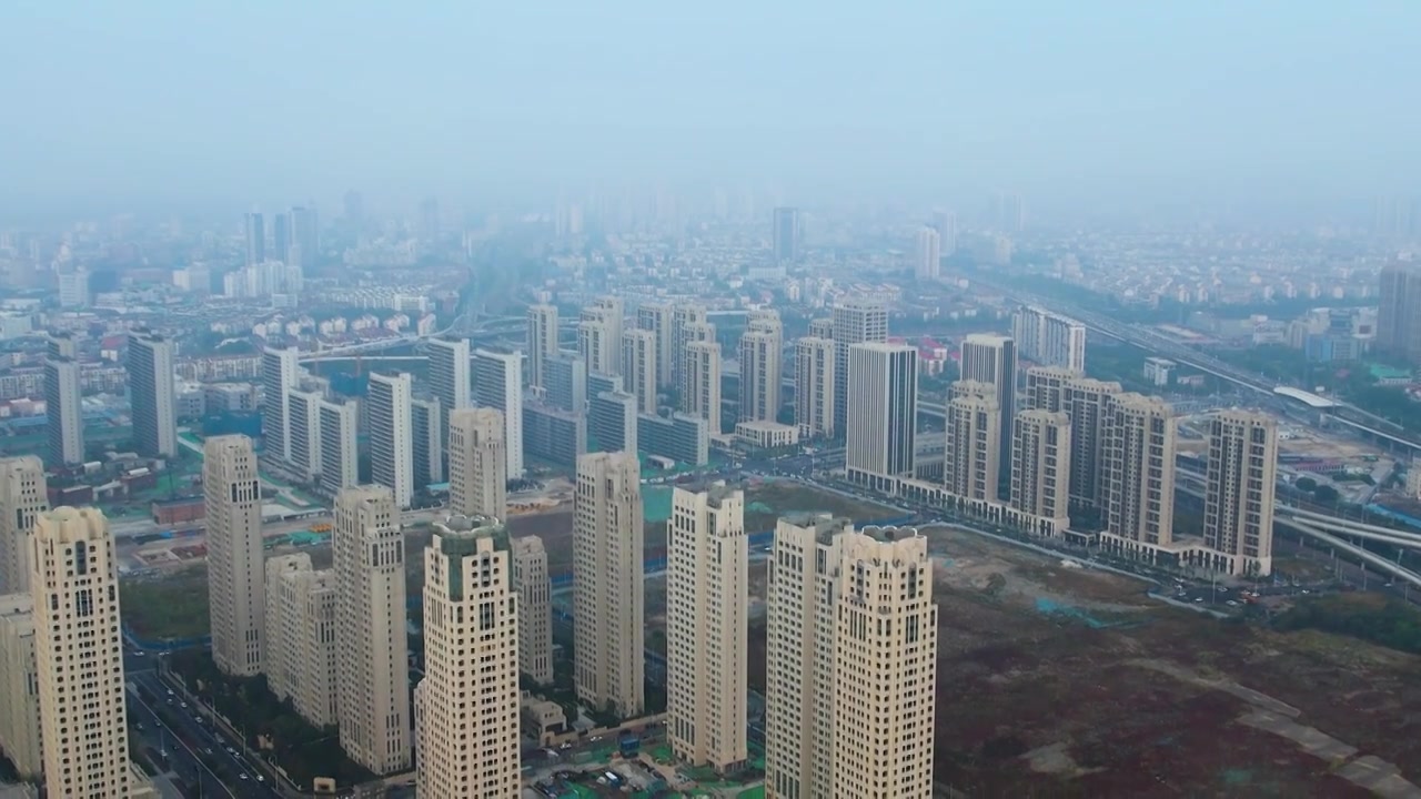 天津滨海新区城市风光秋季大雾市区航拍视频下载