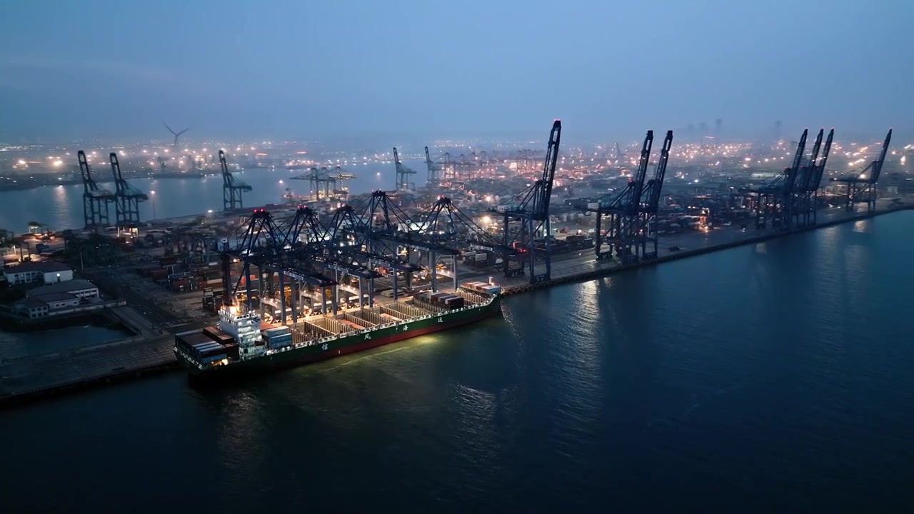 天津港口蓝调夜色光海商业运输运输视频下载
