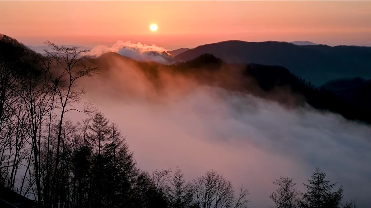 清晨太阳从山峦上升起，云雾缭绕视频下载