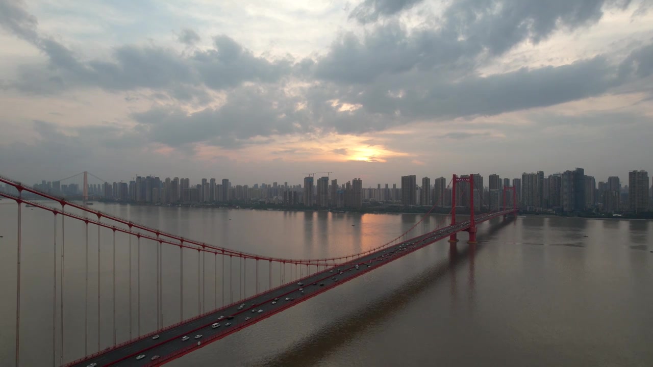 航拍武汉鹦鹉洲长江大桥江景桥梁交通车流视频下载