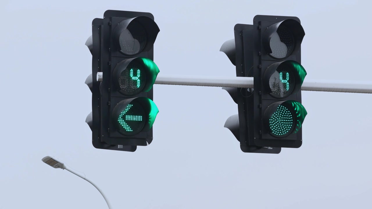 城市街道红绿灯交通信号灯视频下载