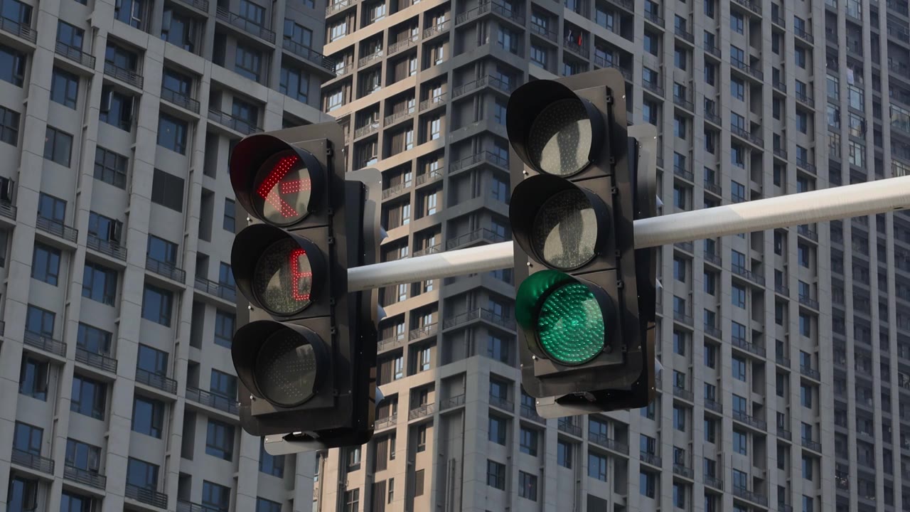 城市街道红绿灯交通信号灯视频下载