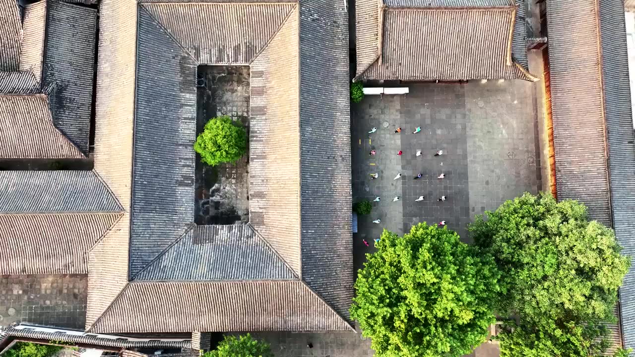 航拍四川旅游阆中古城古建筑打太极拳运动的人视频下载