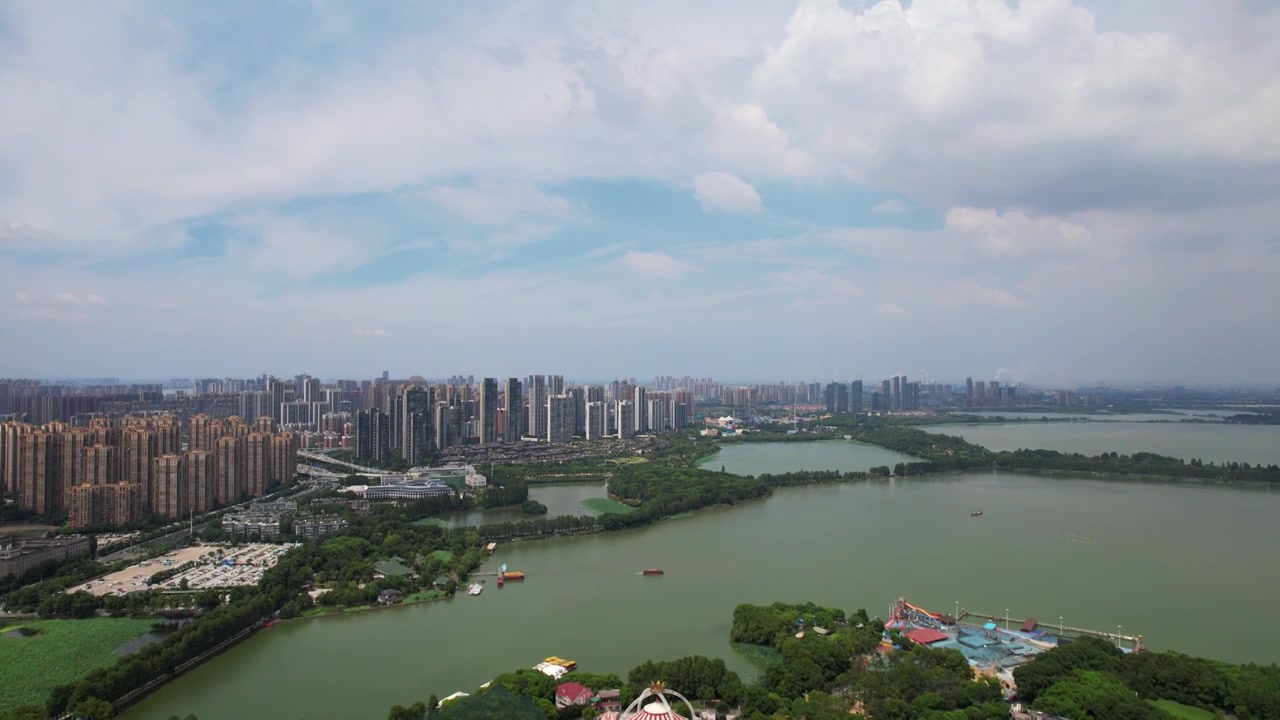 航拍武汉东湖绿道旁湖景建筑群视频下载
