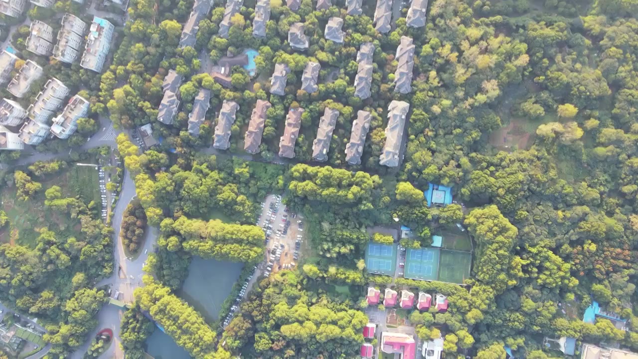 航拍武汉东湖边住宅小区别墅建筑群街景视频下载