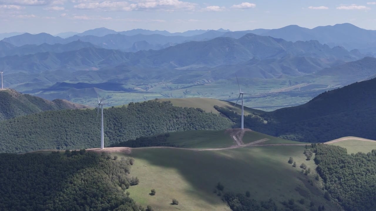 航拍视角下的草原上的风力发电场视频下载
