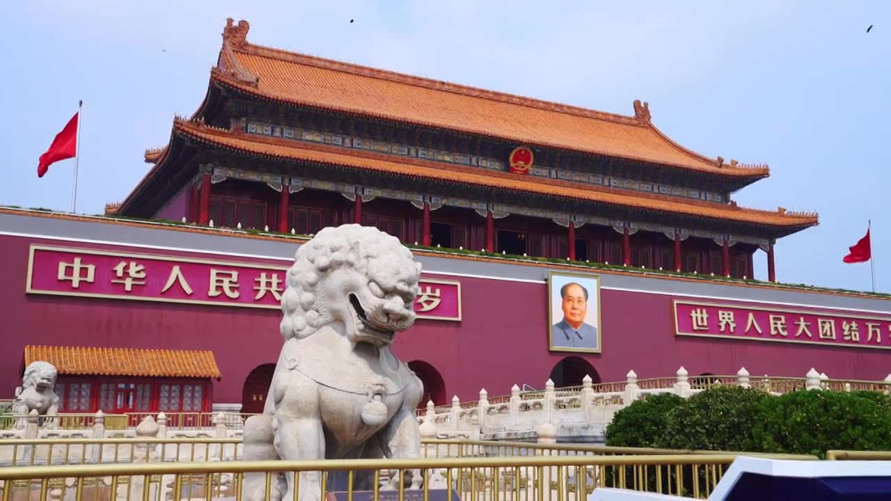 北京天安门广场红旗旗帜古建筑红色石狮华表视频素材