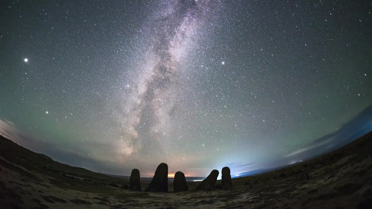 新疆阿勒泰切木尔切克石人夜空银河延时摄影视频下载