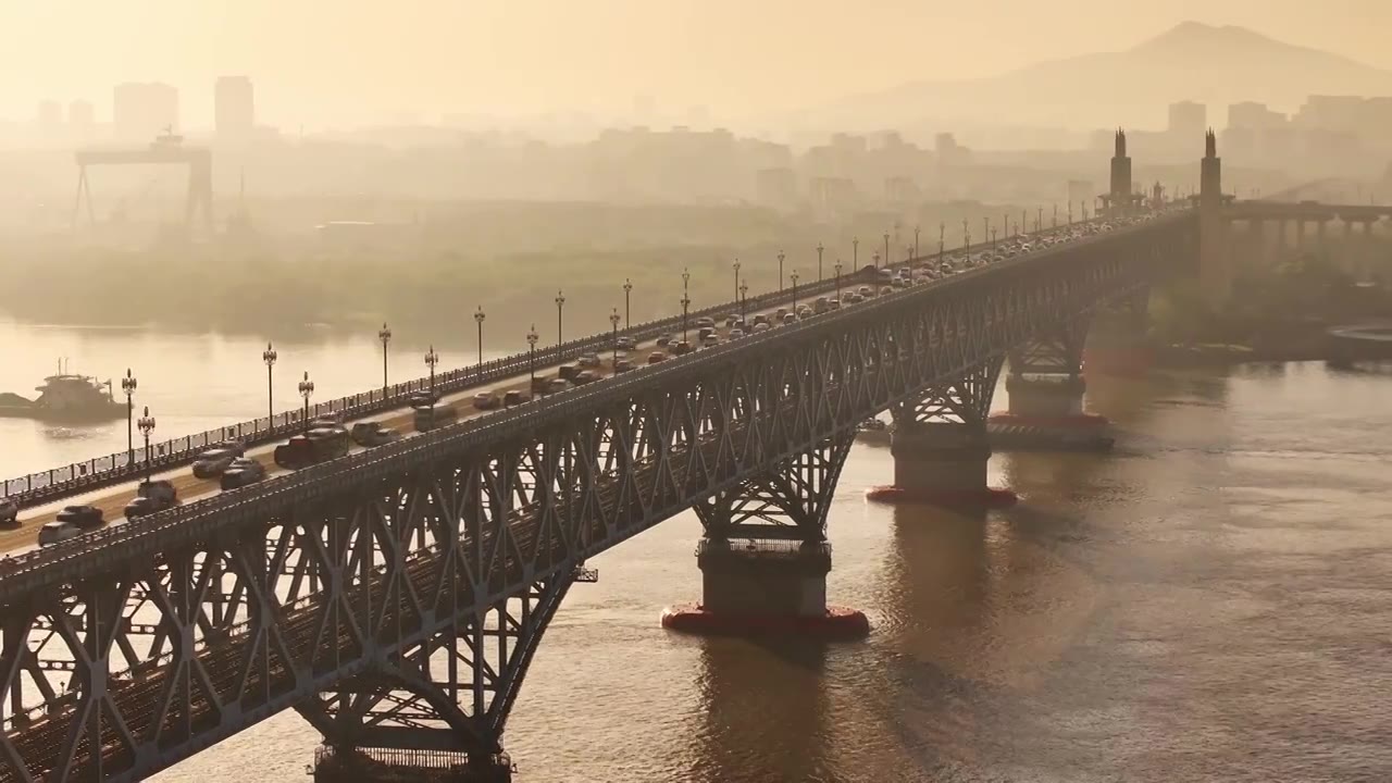航拍南京长江大桥唯美日出晨雾耶稣光光束 公路铁路交通运输视频下载