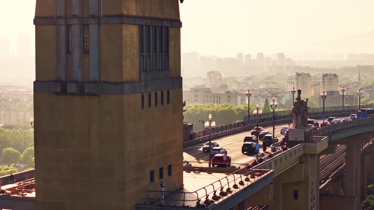 航拍南京长江大桥唯美日出晨雾耶稣光光束 公路铁路交通运输视频下载