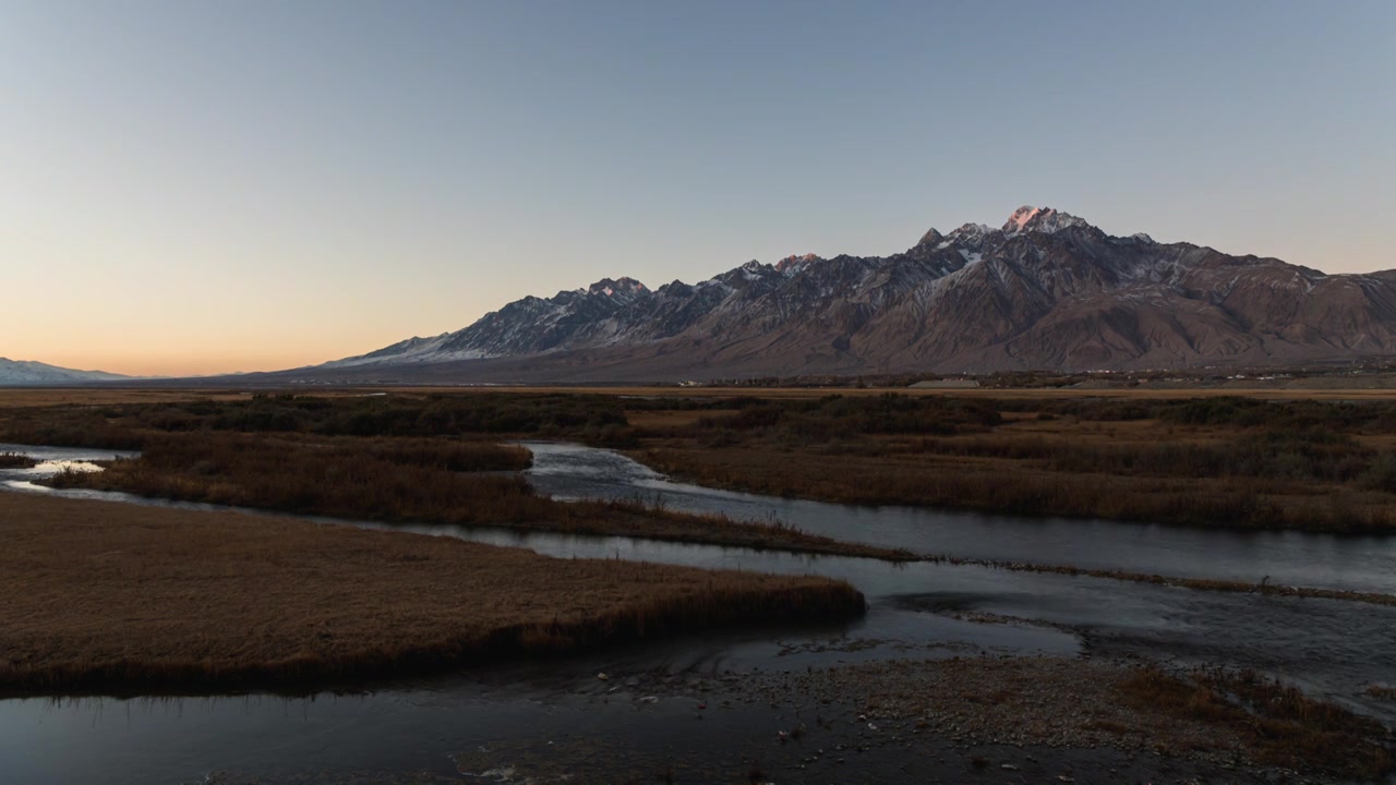 新疆喀什塔县塔合曼湿地日出延时摄影视频下载
