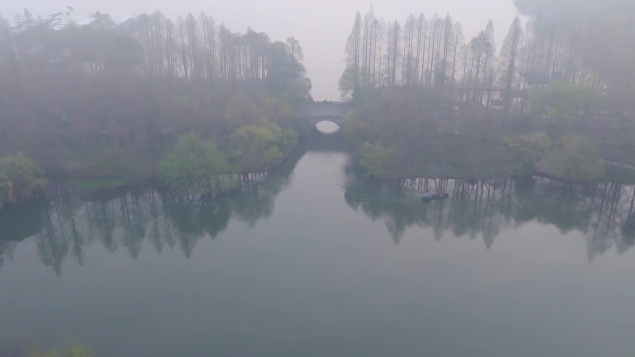 航拍春天早晨杭州西湖杨公堤视频下载
