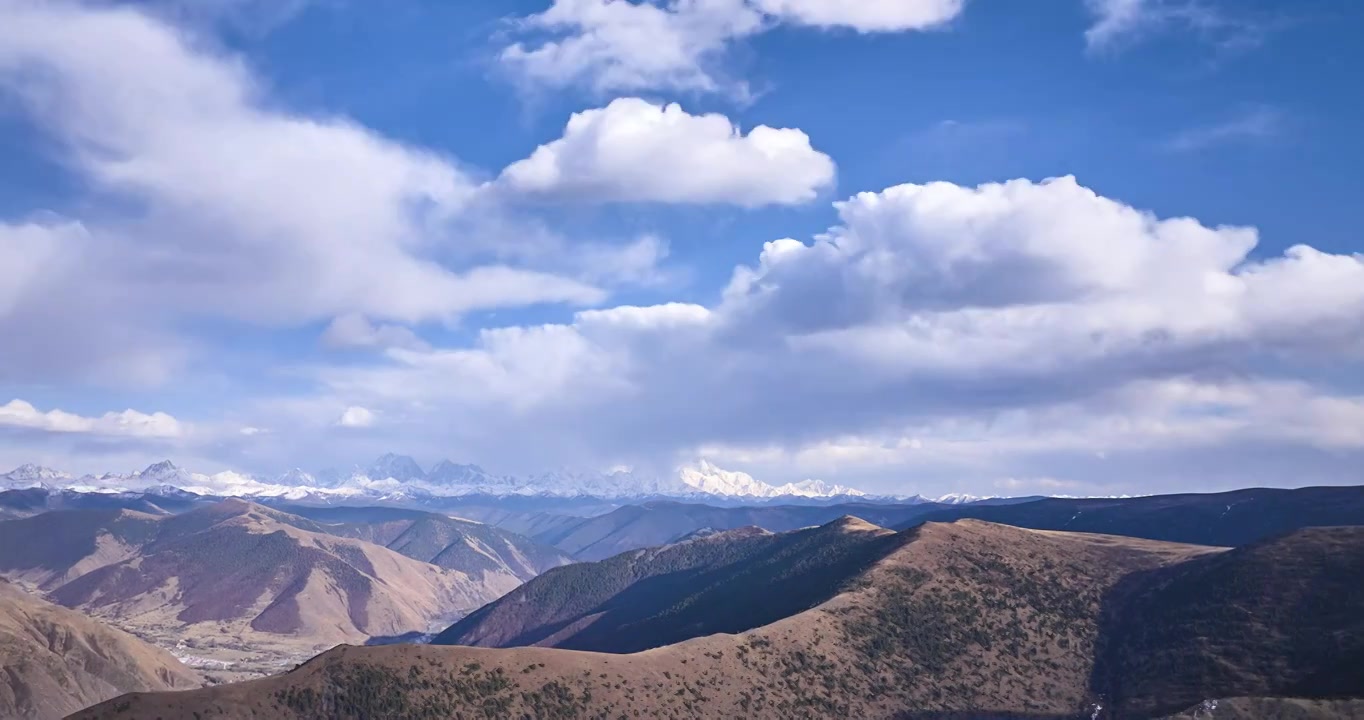 航拍云海环绕的贡嘎雪山群视频素材