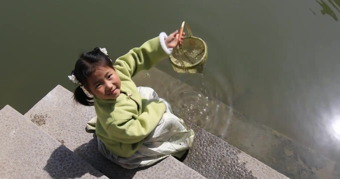 可爱女孩用竹篮打水视频下载
