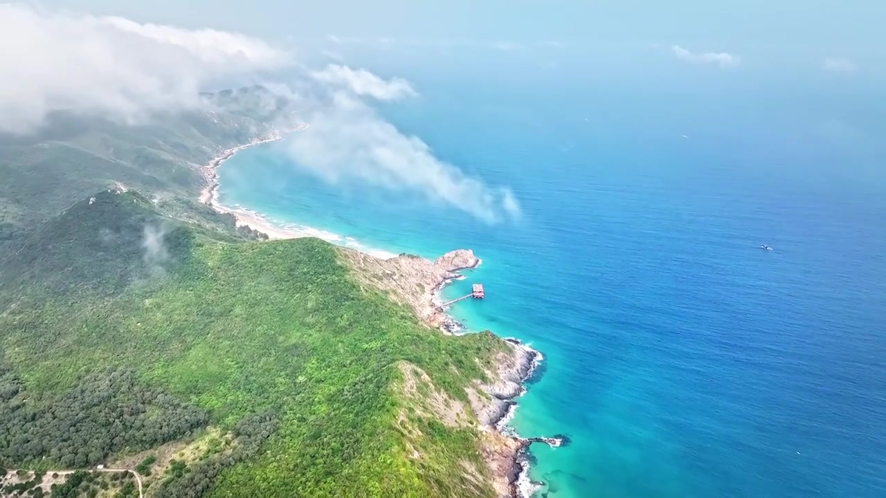 平流雾下的陡峭山悬崖和海岸线视频下载