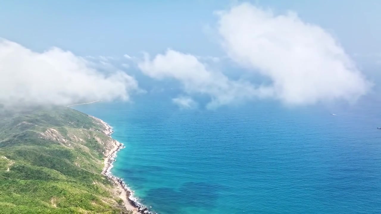平流雾下的陡峭山悬崖和海岸线视频下载