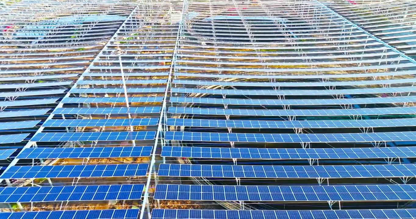 屋顶上的太阳能电池板航拍视频下载