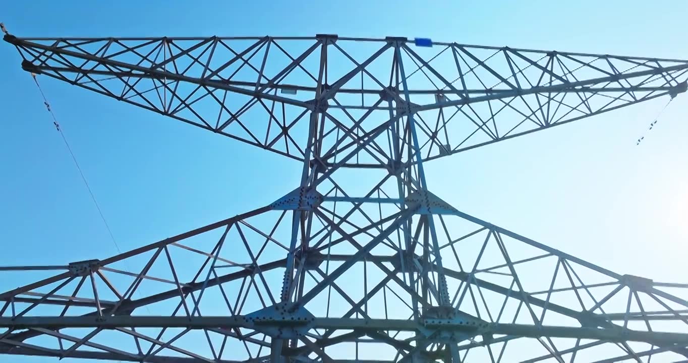 高压电力塔晴天特写航拍视频素材