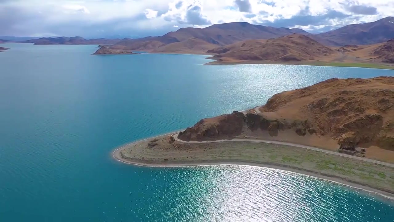 无人机航拍西藏碧绿色的羊卓雍措羊湖全景视频下载