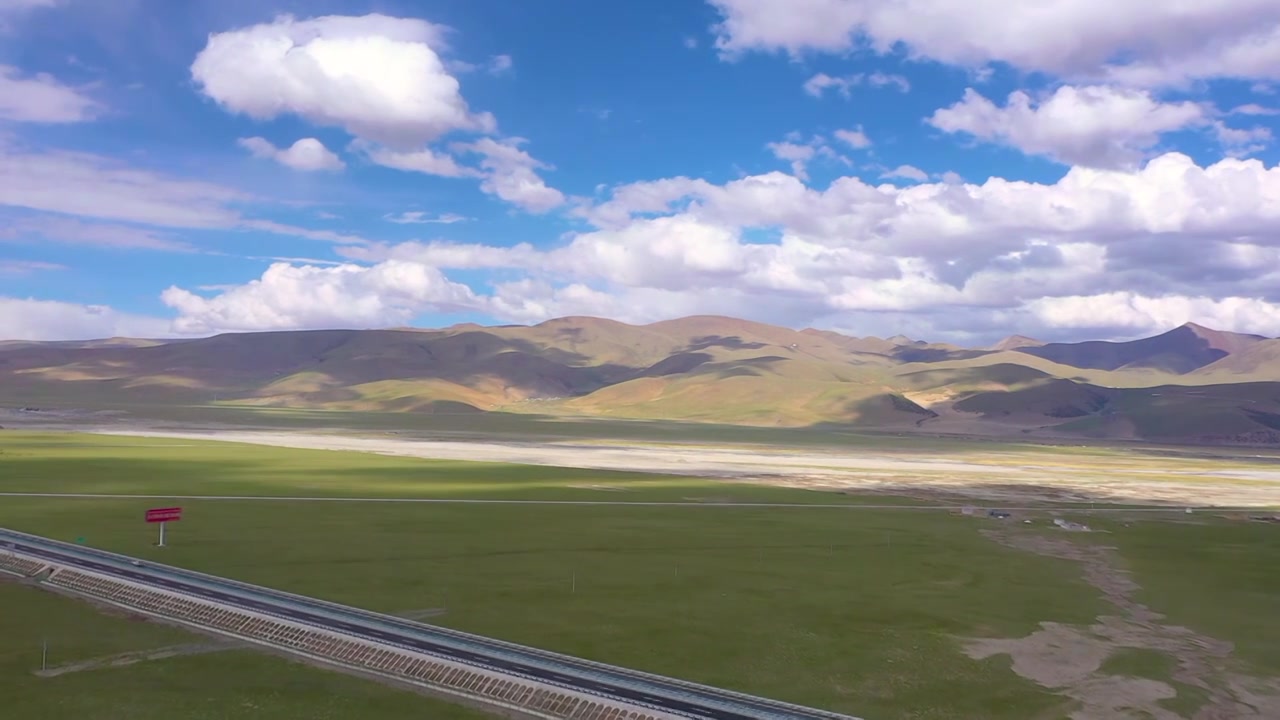 无人机航拍绿色草原蓝天白云和京藏高速那曲至拉萨路段视频下载