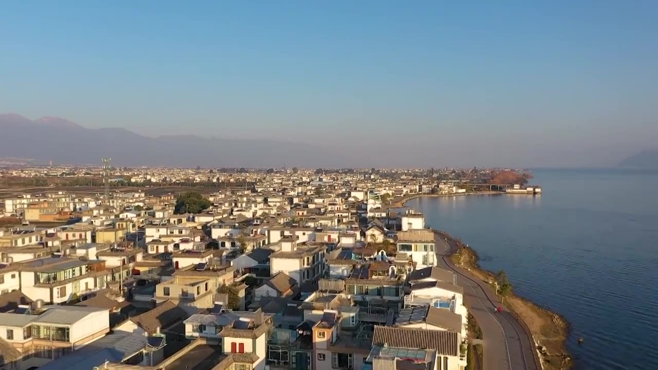 无人机航拍清晨时分大理白族自治州洱海与白房子视频下载