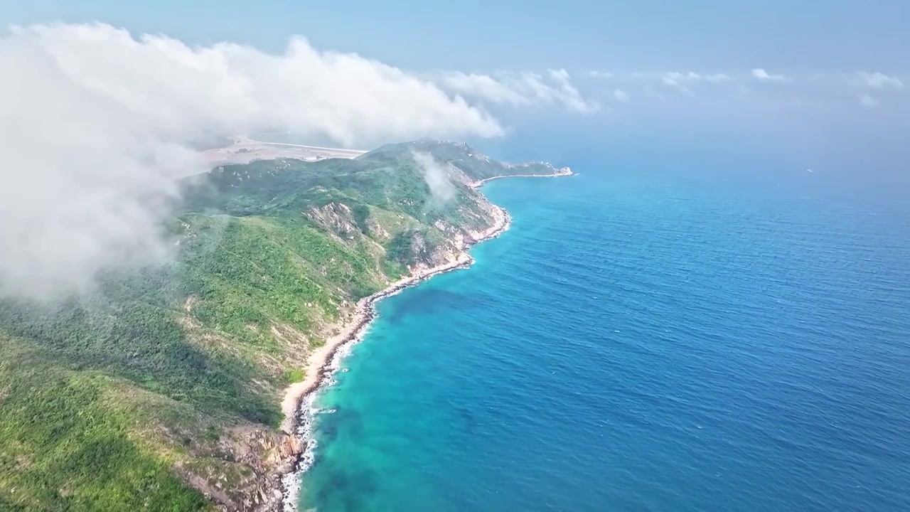 云海下的海湾风景视频下载