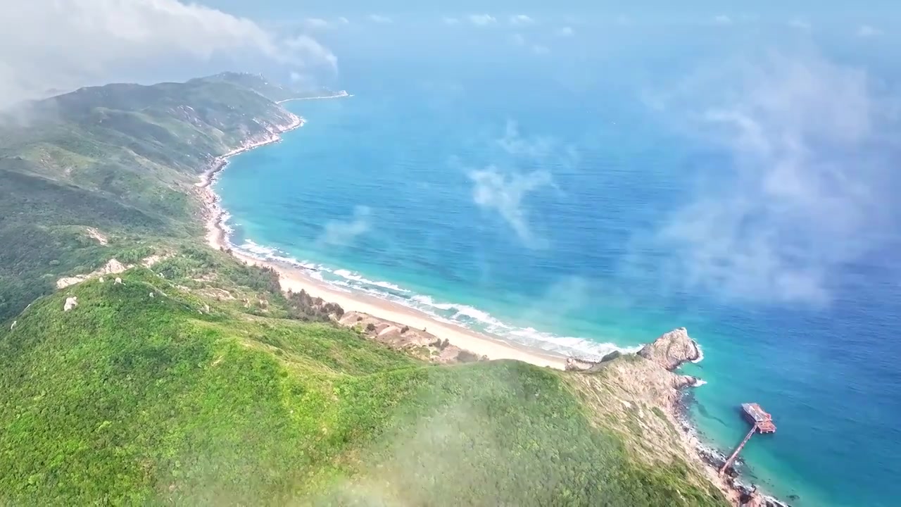 云海下的海湾风景视频下载