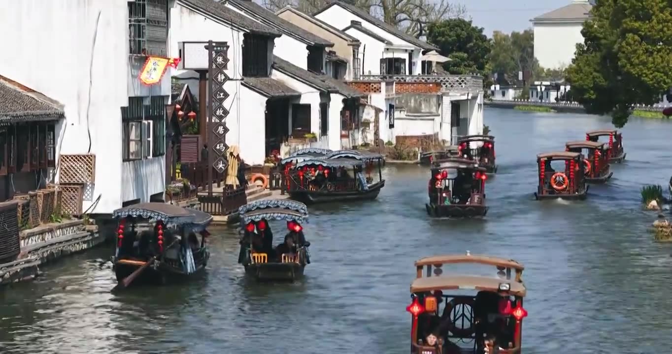 浙江省嘉兴市南浔古镇乌篷船在古镇中摇曳视频下载
