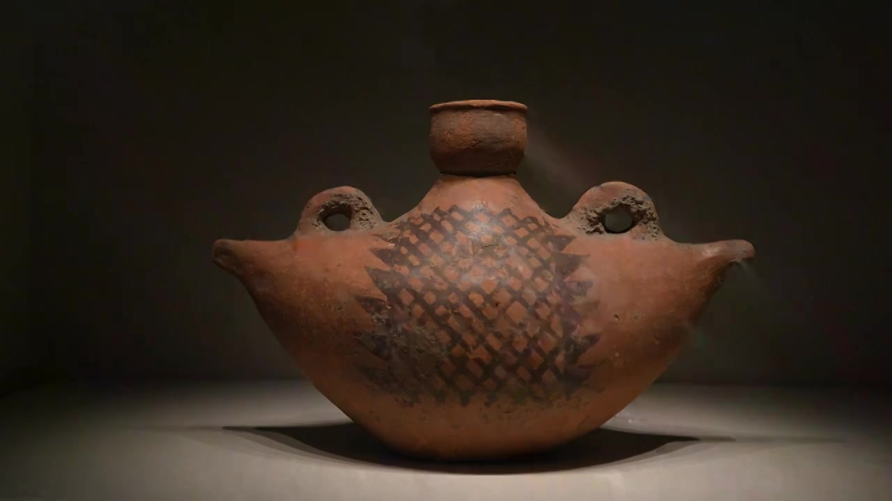 仰韶文化 船型彩陶壶 国家博物馆展出视频素材