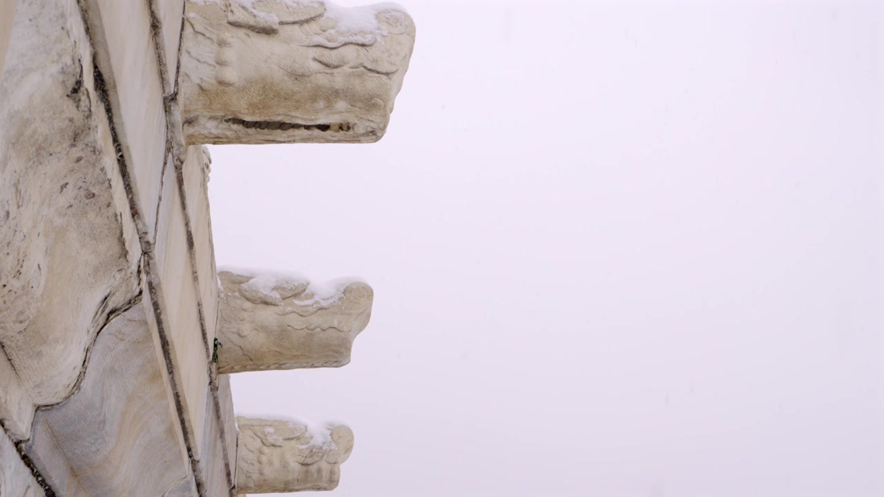 北京冬天大雪纷飞故宫排水水龙头石雕螭首视频下载