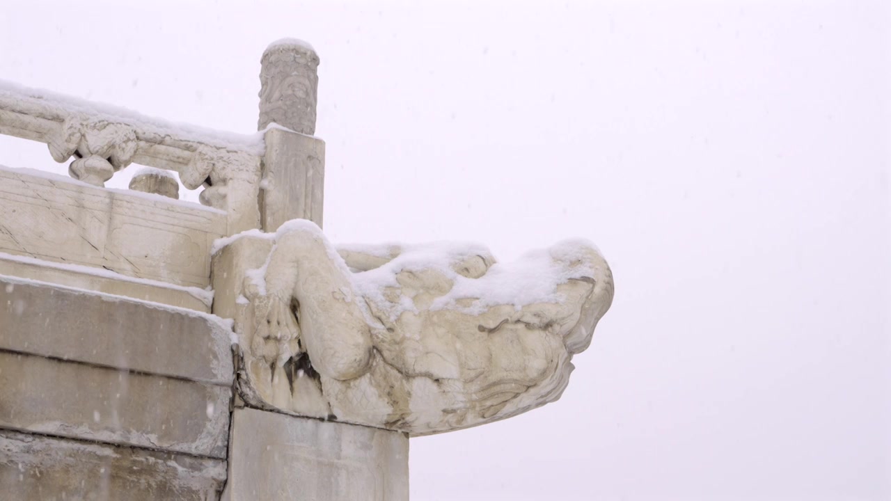 北京冬天大雪纷飞故宫排水水龙头石雕螭首视频下载