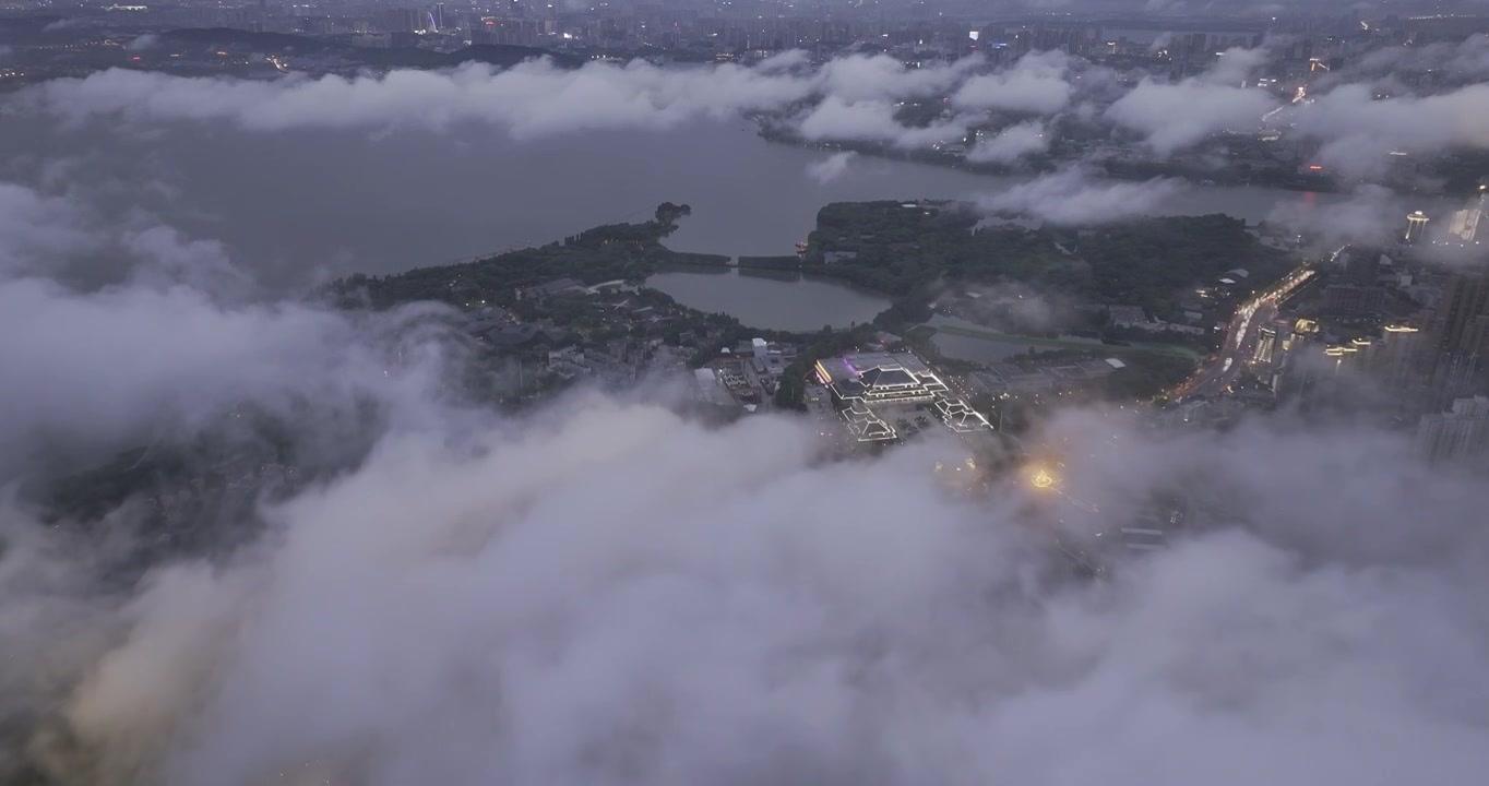云端俯瞰夜色中的武汉东湖和湖北省博物馆视频下载