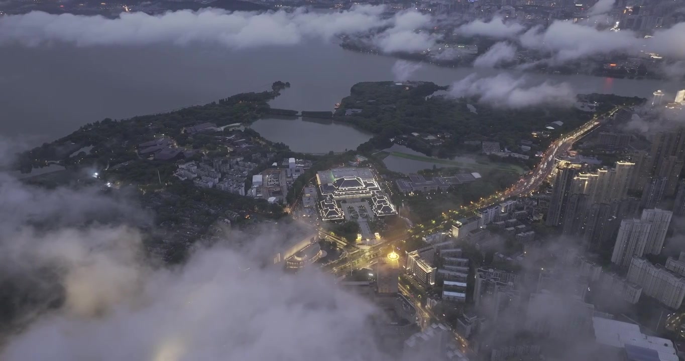 云端俯瞰夜色中的武汉东湖和湖北省博物馆视频下载