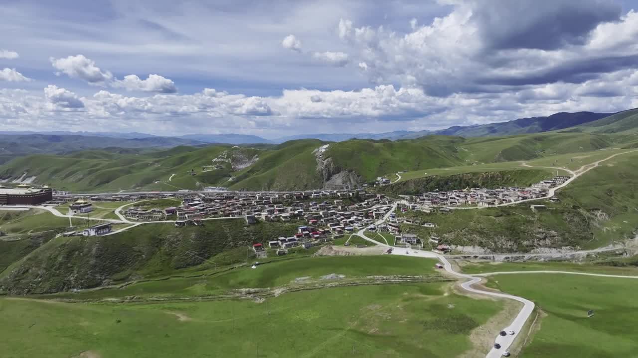 川西亚拉雪山脚下的木雅大寺HDR航拍视频下载