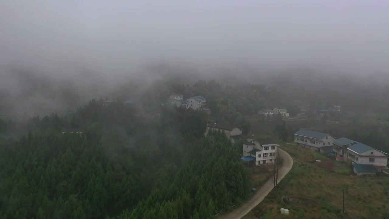 四川云雾中宁静的村庄视频素材