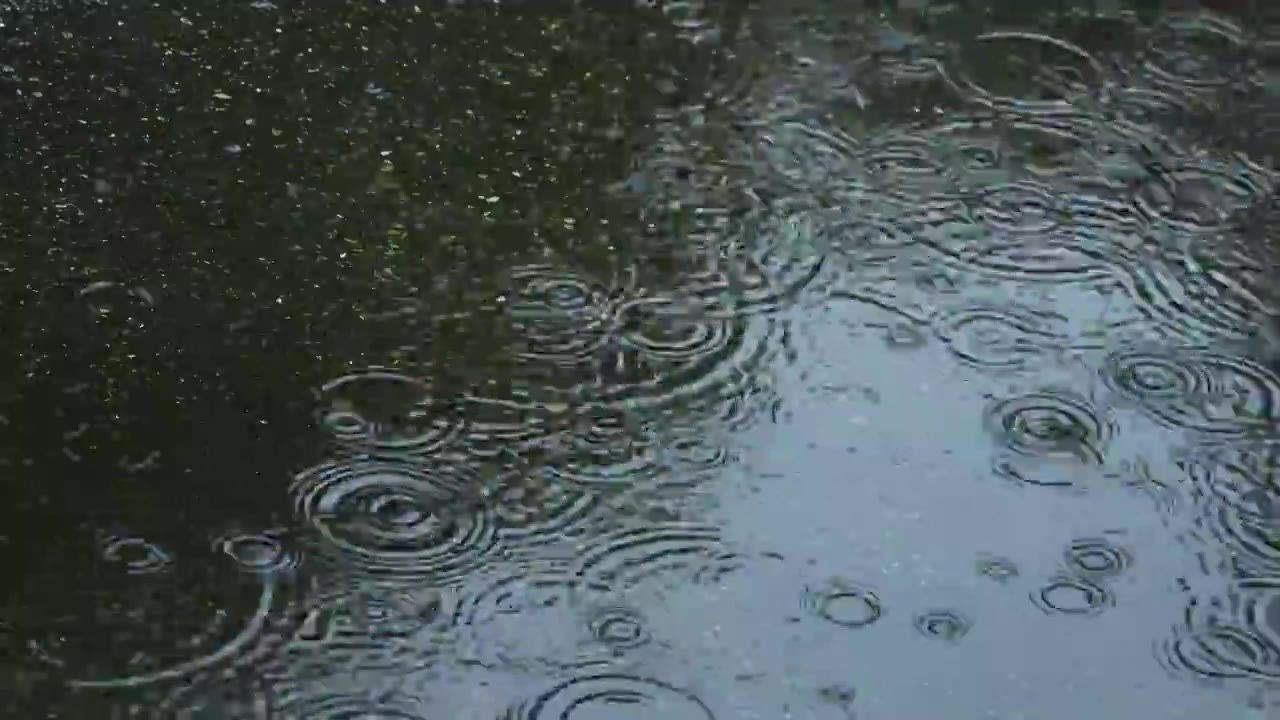 下雨天路面积水雨水落下的波纹视频下载