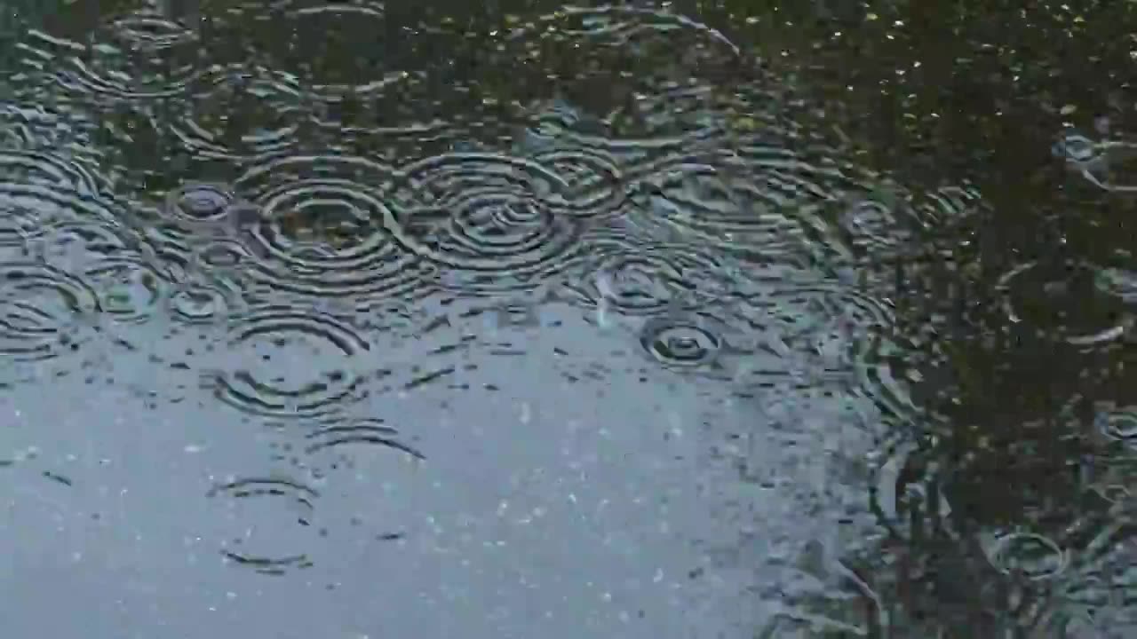 下雨天城市街道雨水雨滴的水花波纹视频下载