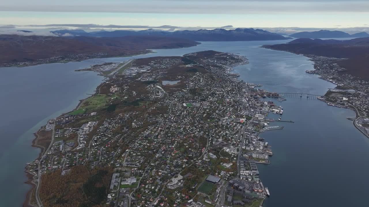 北欧，挪威，特罗姆瑟Tromsø城市风光秋季航拍视频下载