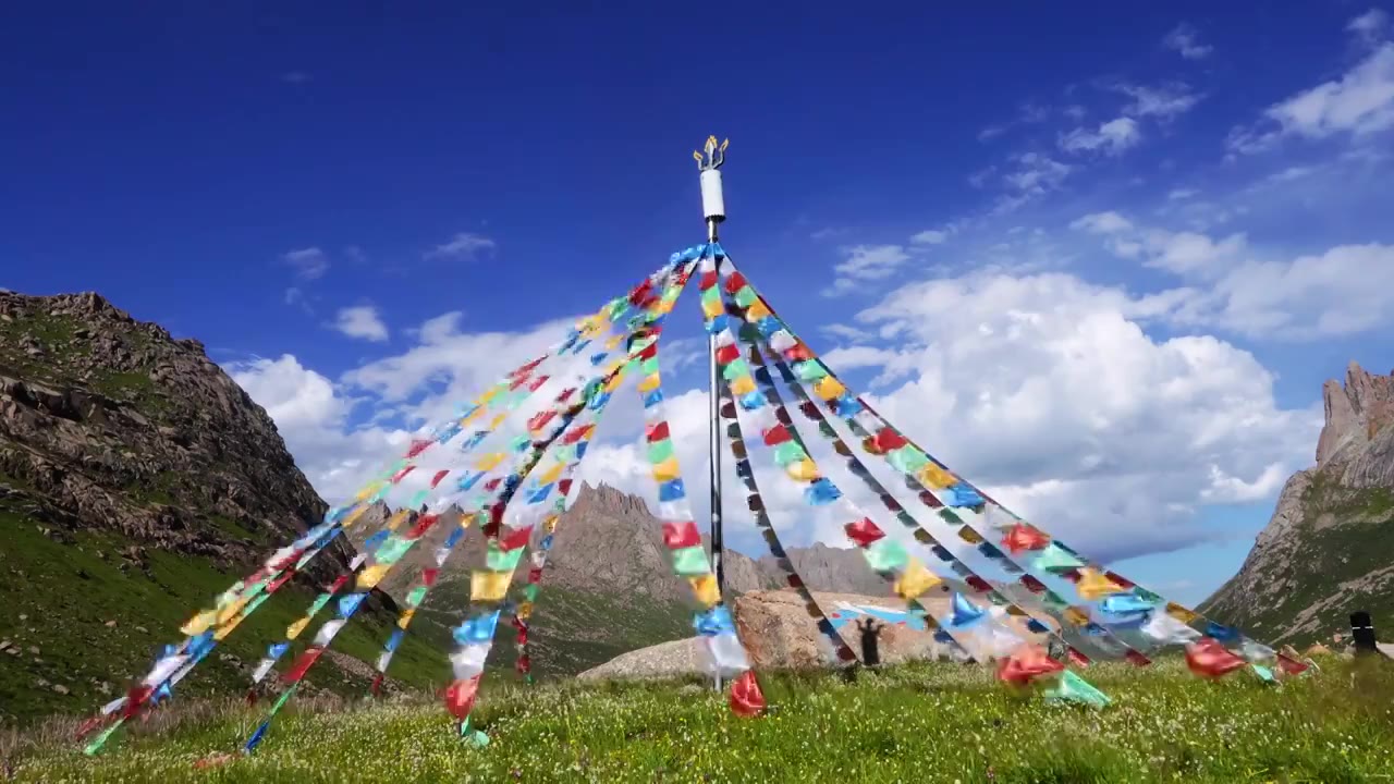川藏线上西藏佛教民俗高原五彩经幡视频下载