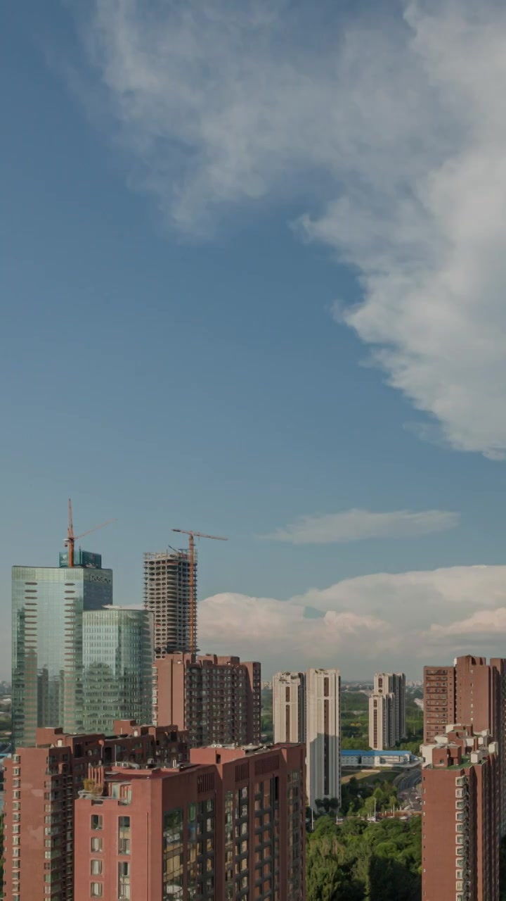 中国北京市城市风光：望京地区雨后彩虹视频下载